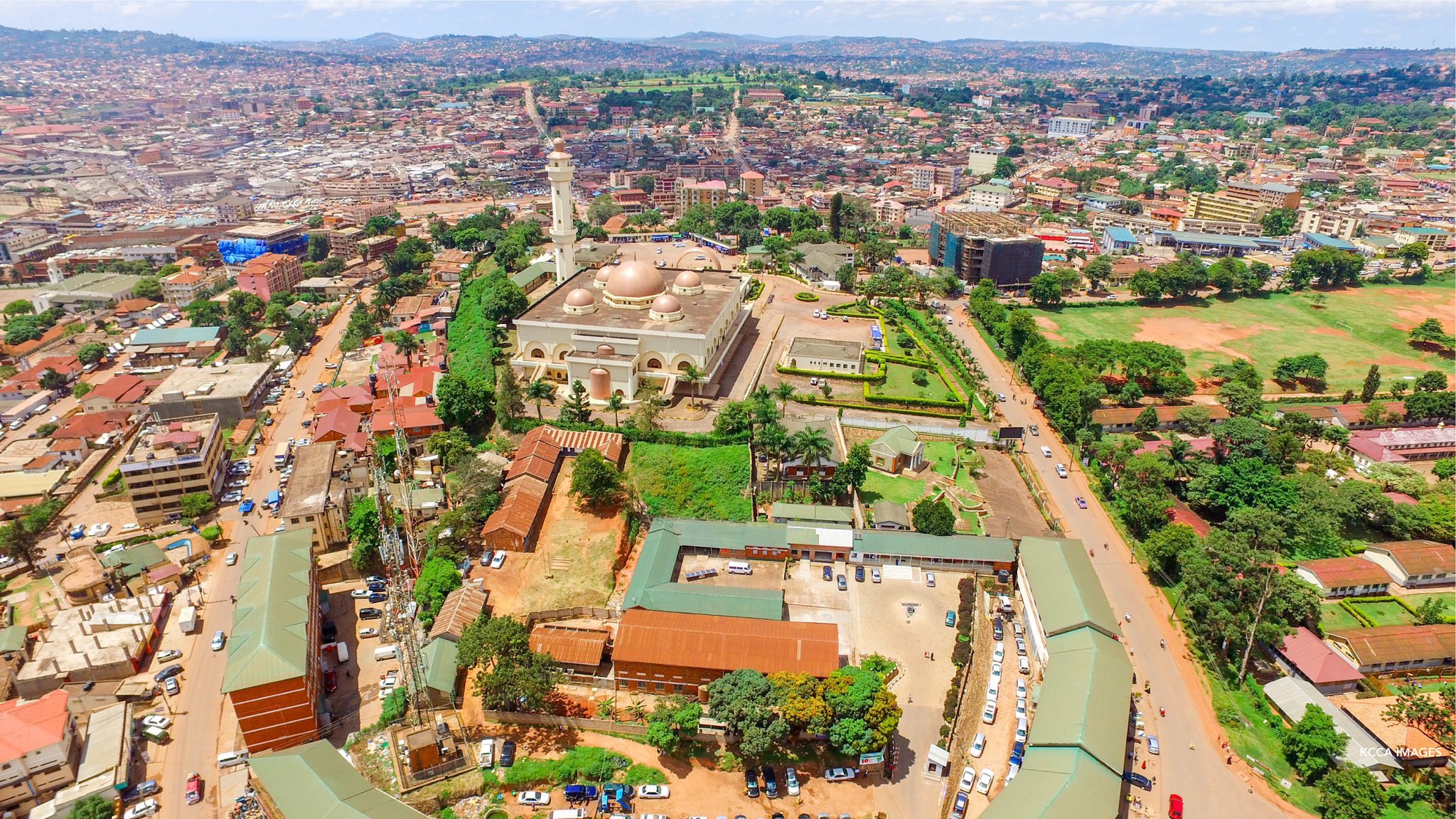 La skyline vallonnée de Kampala avec le minaret de la mosquée nationale de l'Ouganda s'élevant au-dessus de la ville