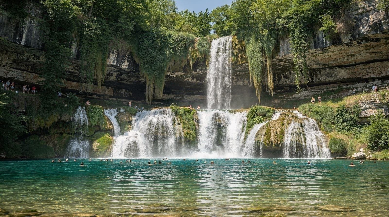 Le Cascate di Kravice a ferro di cavallo che precipitano in una piscina balneabile vicino a Mostar, Bosnia ed Erzegovina