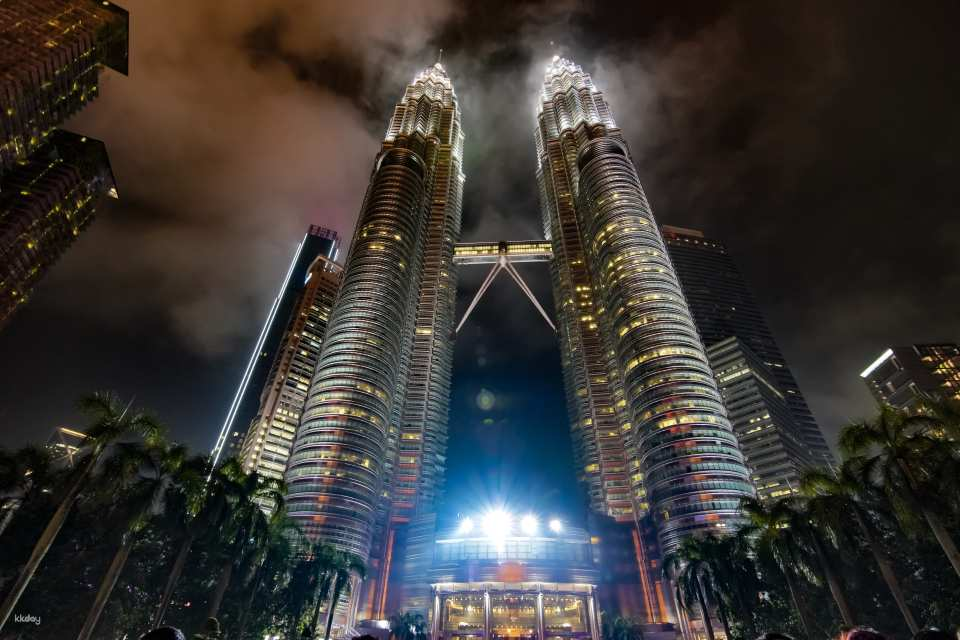 Le Torri Gemelle Petronas illuminate sopra lo skyline di Kuala Lumpur di notte