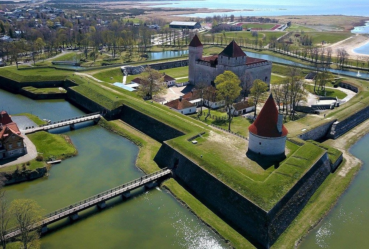 Castello di Kuressaare, una fortezza vescovile del XIV secolo sull'isola di Saaremaa, Estonia, circondata dal suo fossato