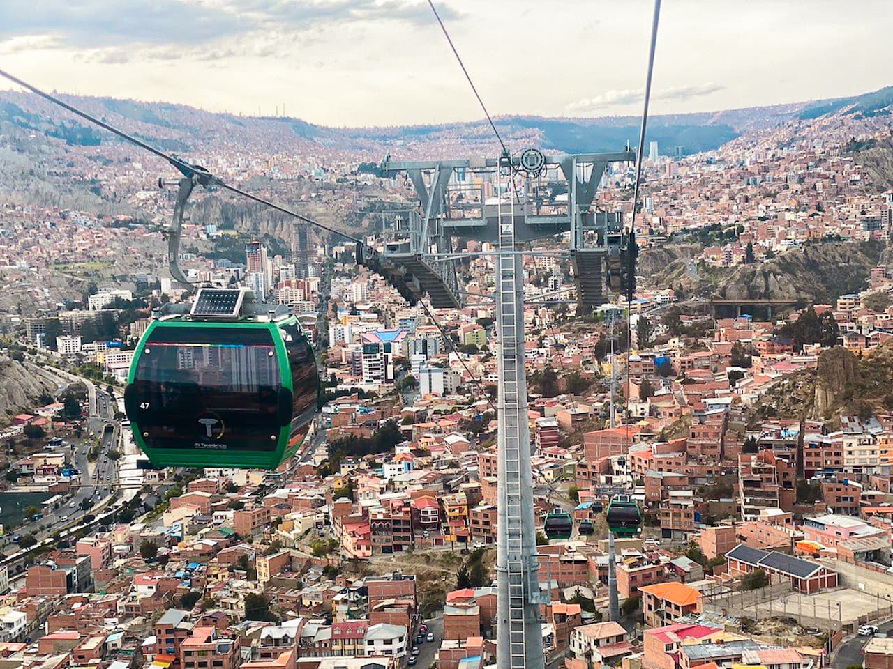 Mi Teleferico -köysiradat La Pazin kaupungin yllä, Bolivia, Andit taustalla