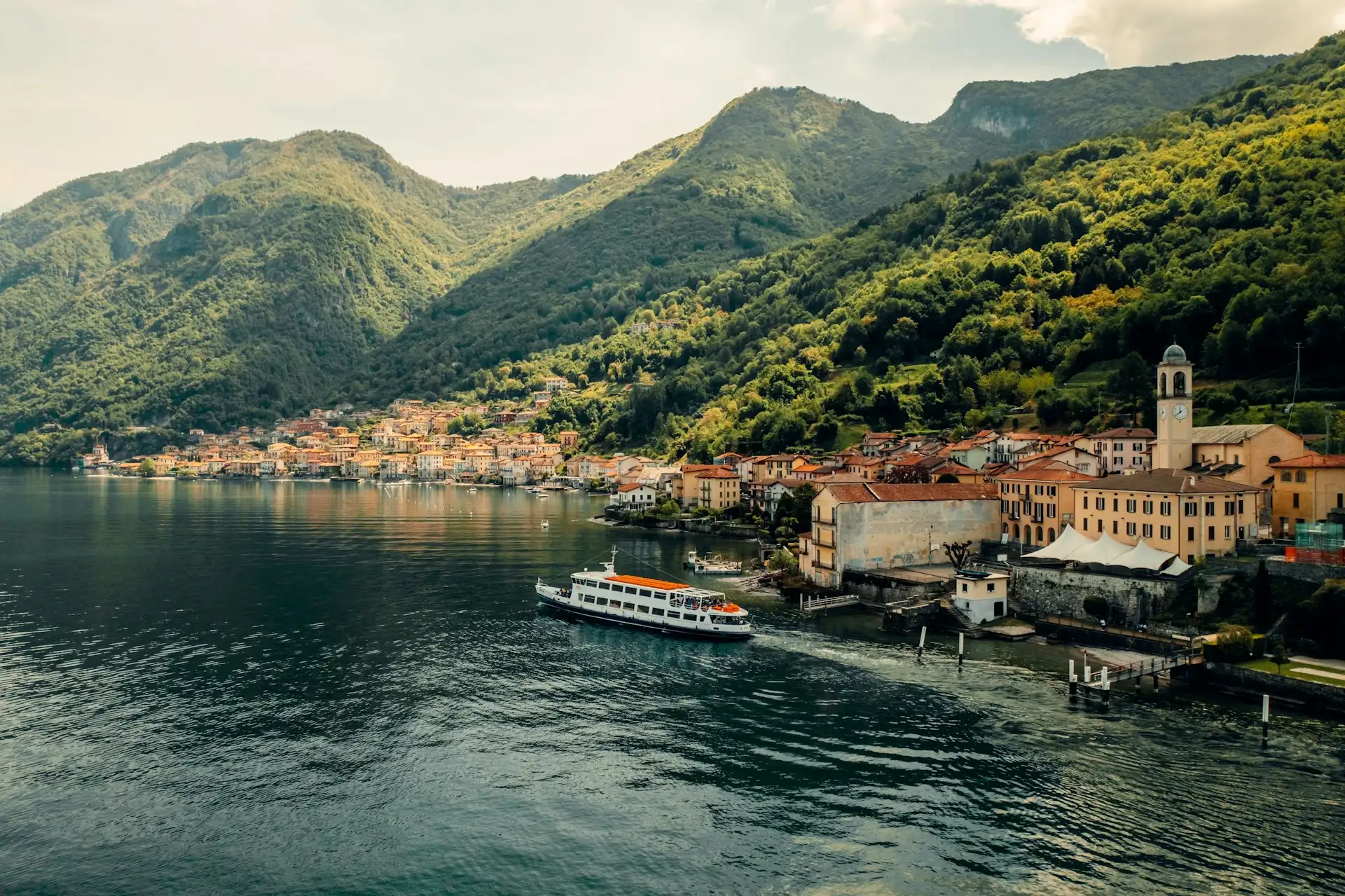 Lago Como y montañas