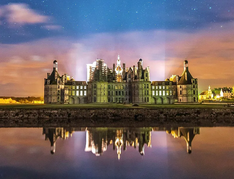 Le Château de Chambord reflété dans ses douves dans la Vallée de la Loire, France