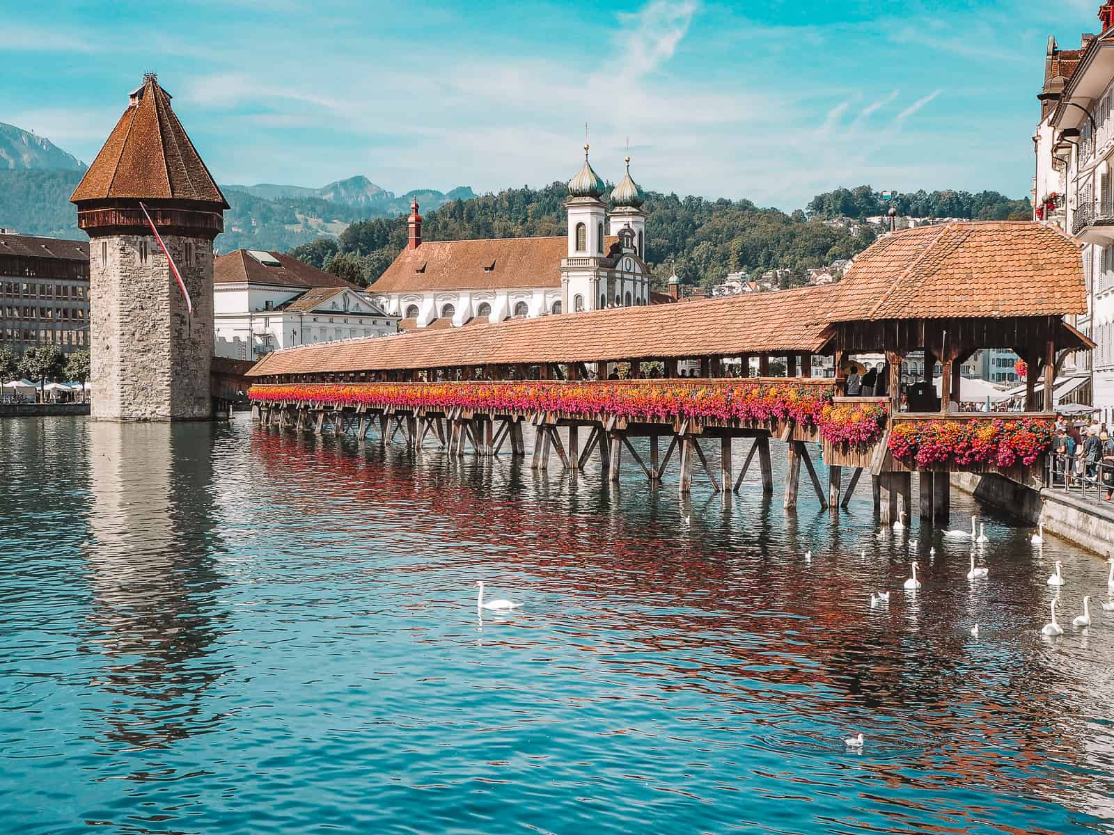 Puente de la Capilla y Torre del Agua sobre el río Reuss en Lucerna con el Monte Pilatus al fondo