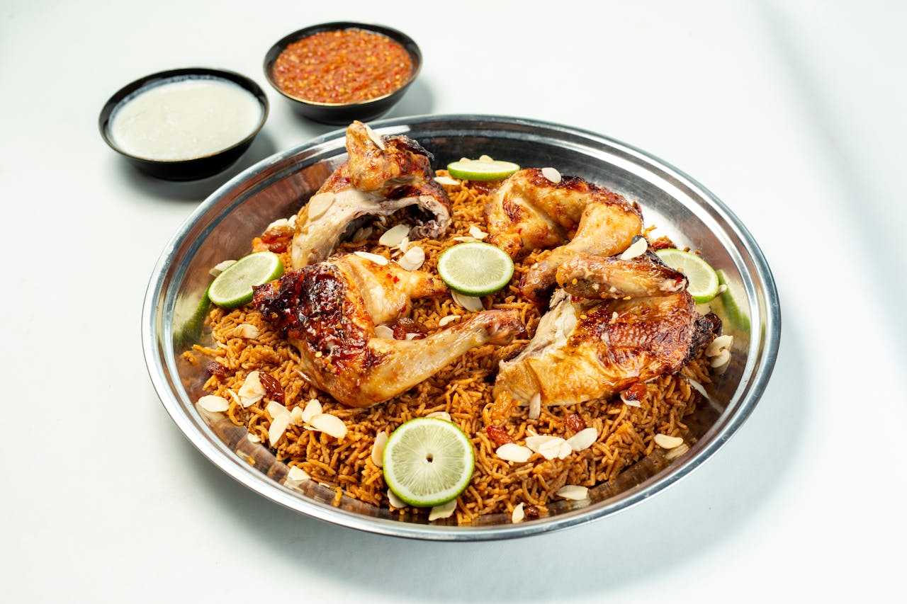 Plato tradicional bahreiní de machbous con pescado fresco del Golfo, lima seca y especias aromáticas