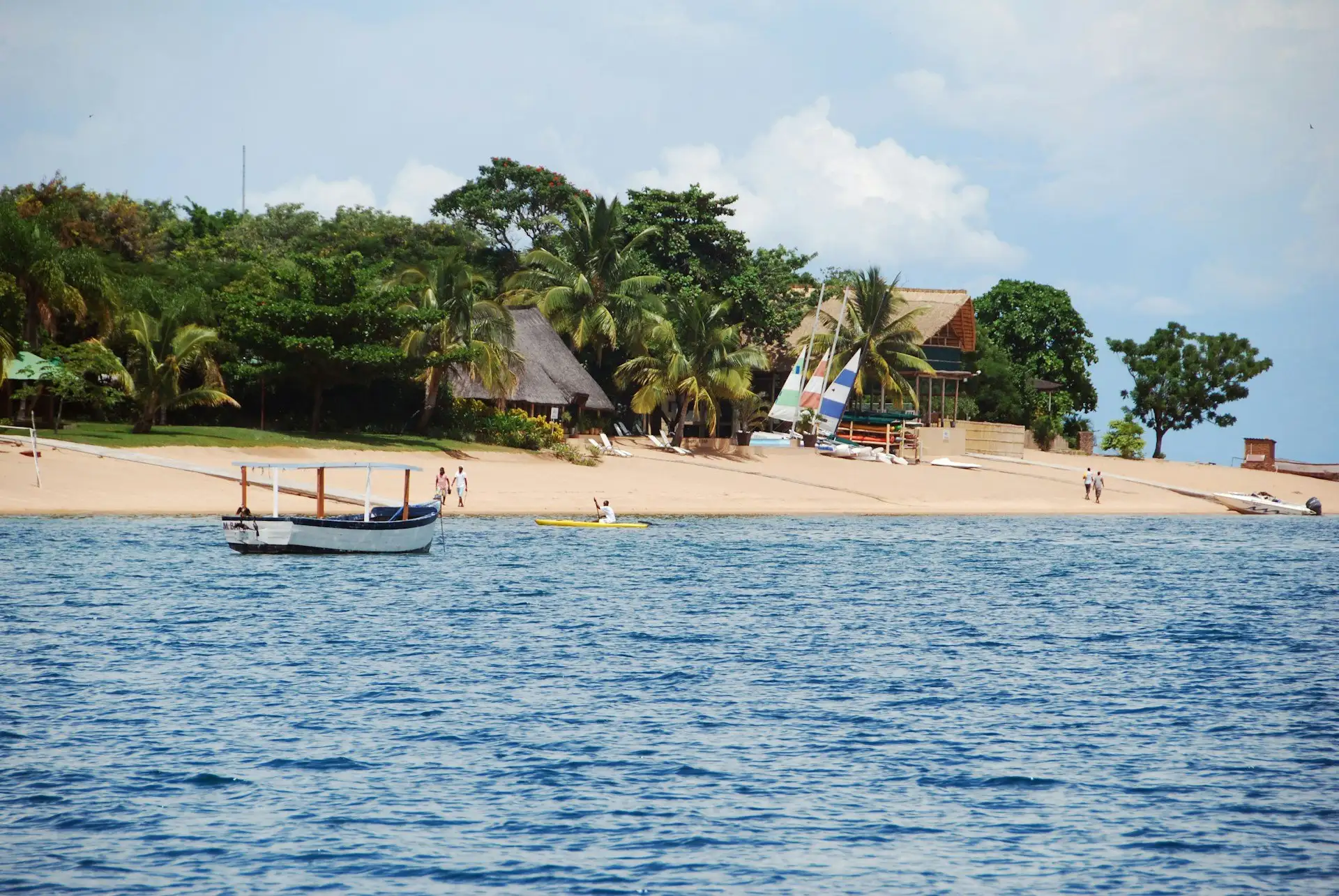 Lac Malawi au coucher du soleil avec des bateaux de pêche