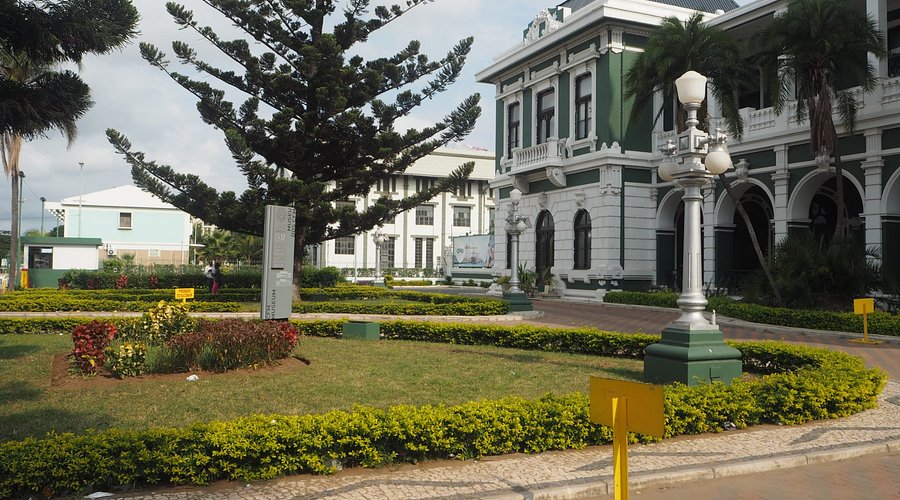 Cúpula verde da Estação Central de Caminhos de Ferro de Maputo e fachada colonial no centro de Maputo, Moçambique