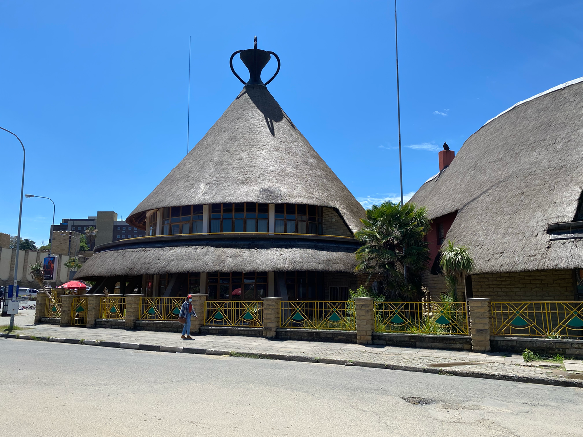 O edifício do Chapéu Basotho, um mercado de artesanato com a forma do tradicional chapéu mokorotlo, no centro de Maseru