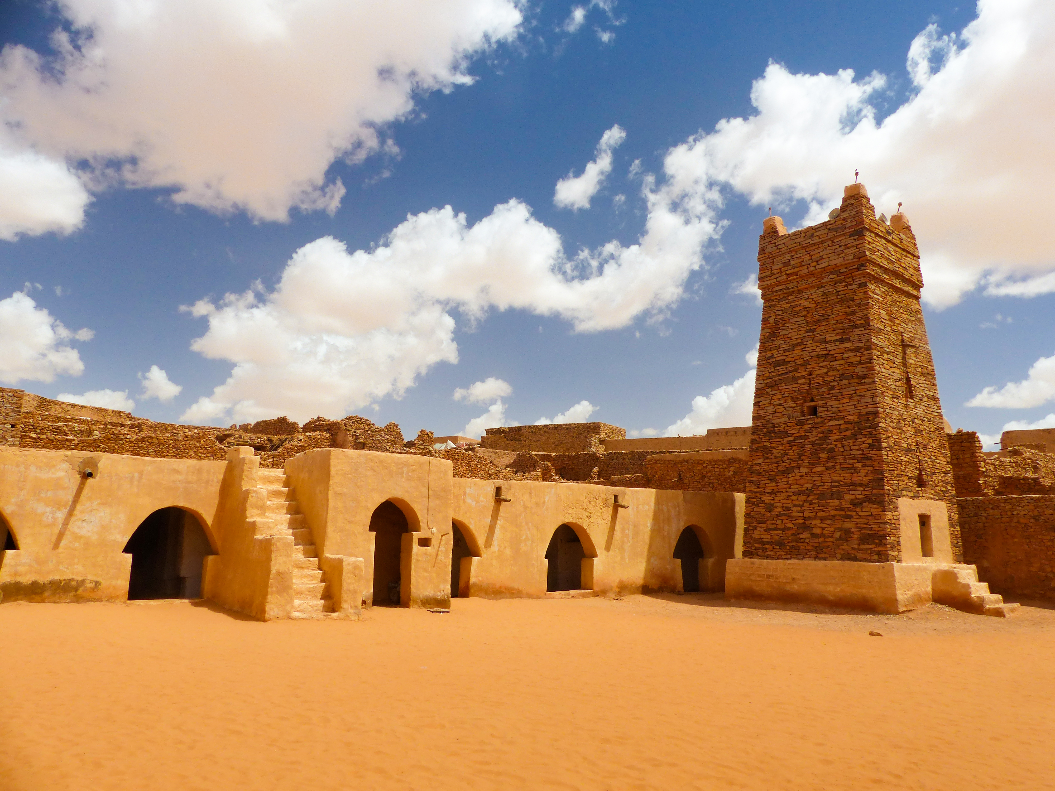 Die alte Moschee von Chinguetti mit vorrückenden Sahara-Sanddünen, Mauretanien