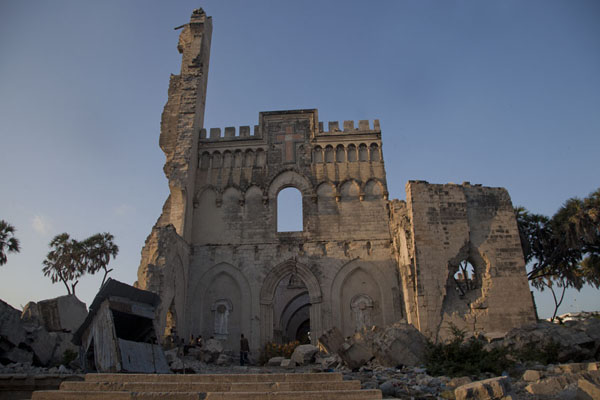 Mogadishun katedraalin rauniot Intian valtameren rantaviivaa vasten Mogadishussa, Somaliassa