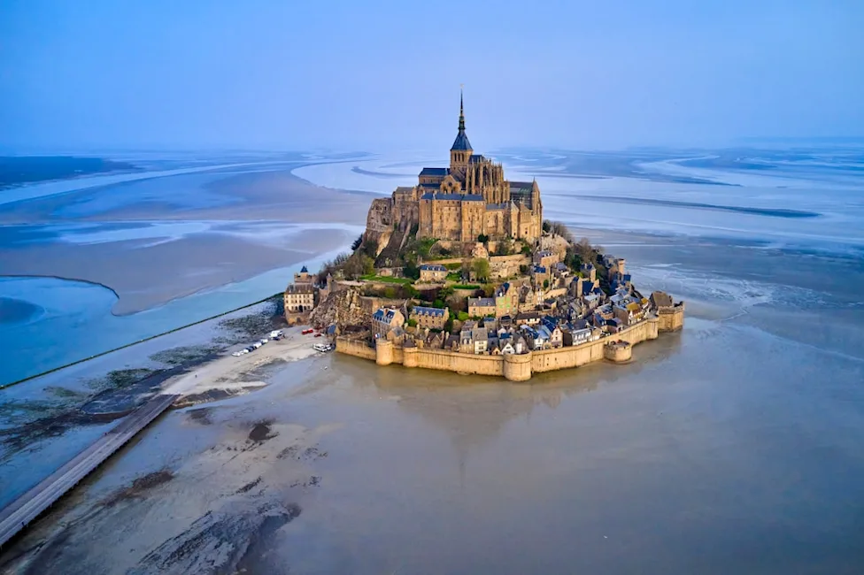 L'abbaye du Mont Saint-Michel s'élevant des marées à marée basse, Normandie, France