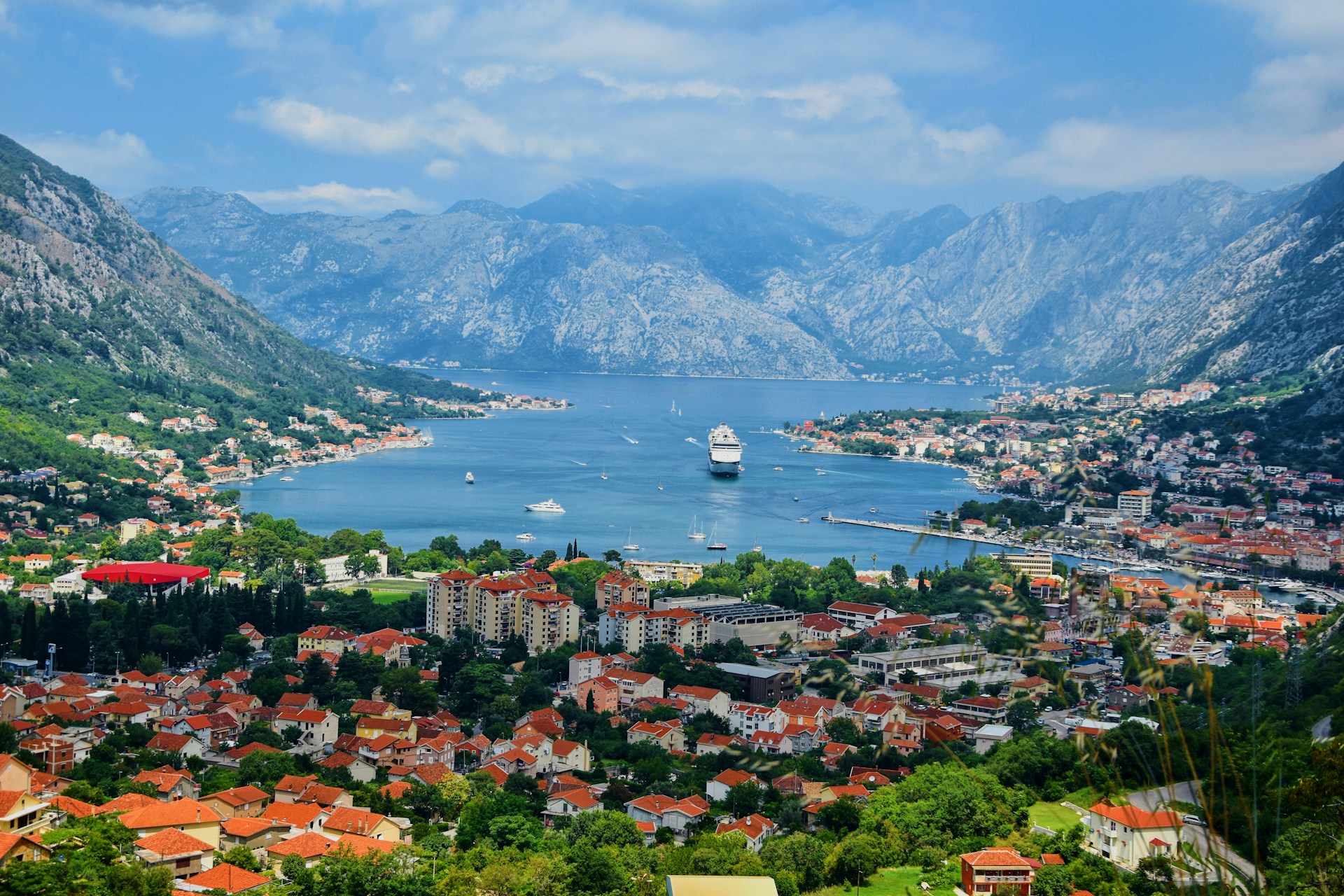 몬테네그로 코토르 만 위 코토르 구시가를 내려다보는 중세 요새 성벽이 산을 오르는 모습