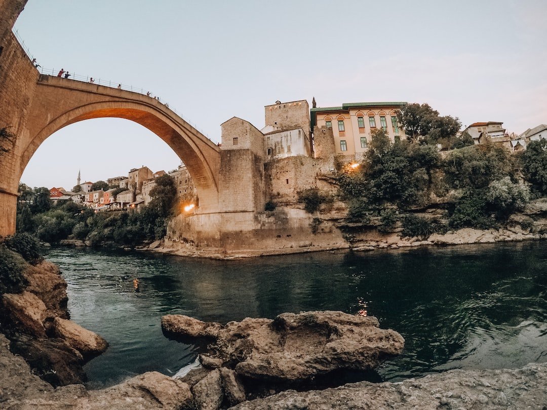 Stari Most, il ponte di pietra di epoca ottomana ricostruito a Mostar, Bosnia ed Erzegovina, sul fiume Neretva