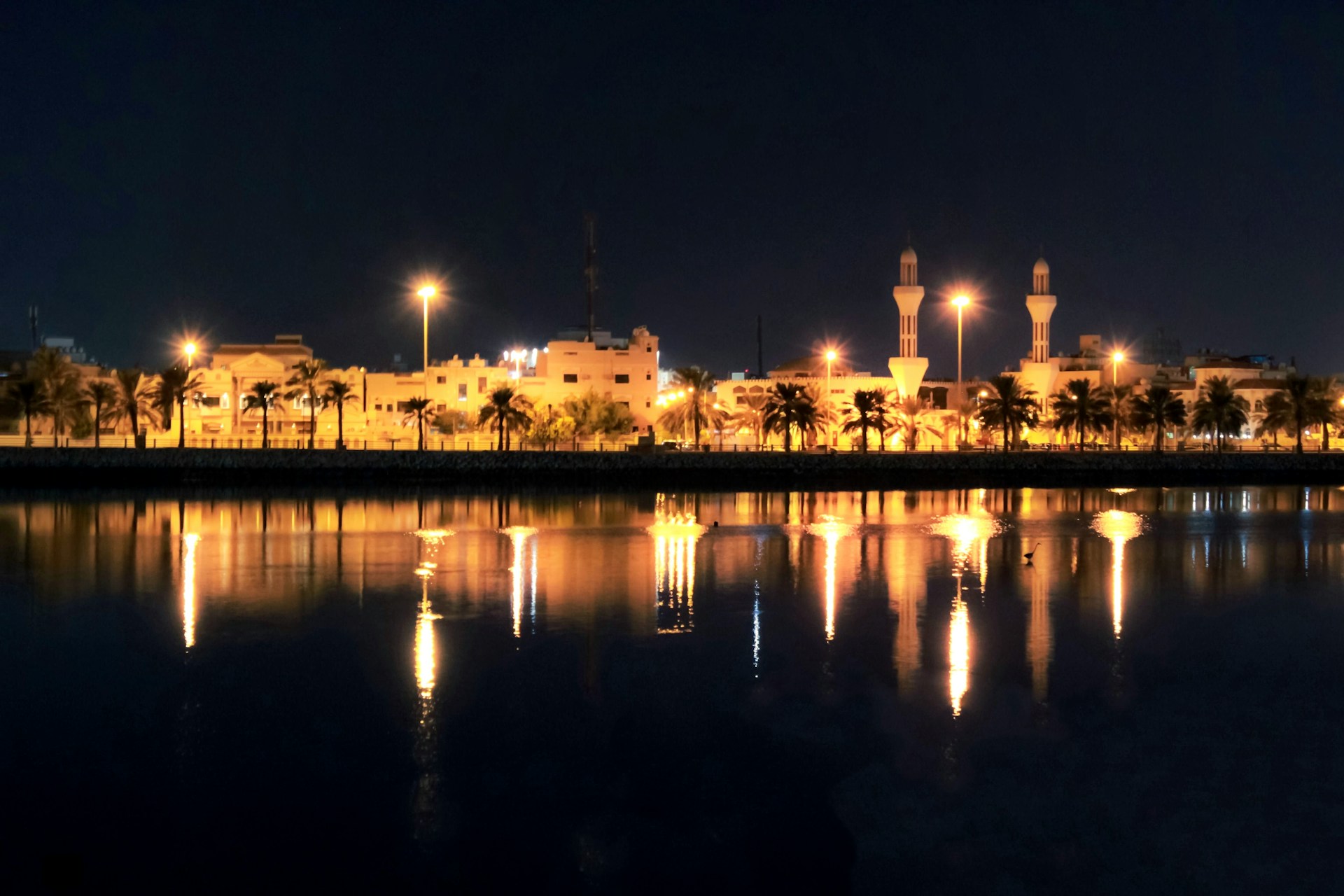Arquitectura bahreiní tradicional en la ciudad antigua de Muharraq, con pantallas de madera tallada y casas de comerciantes de perlas