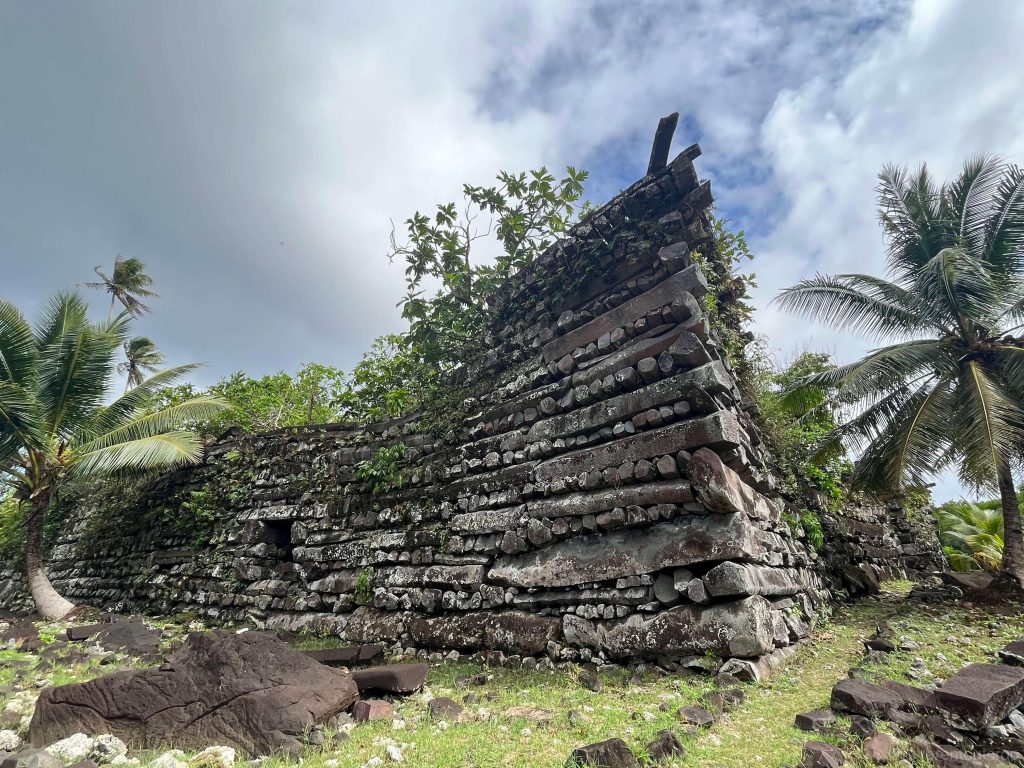 Murs de colonnes de basalte empilées des ruines de Nan Madol s'élevant du lagon au large de Pohnpei