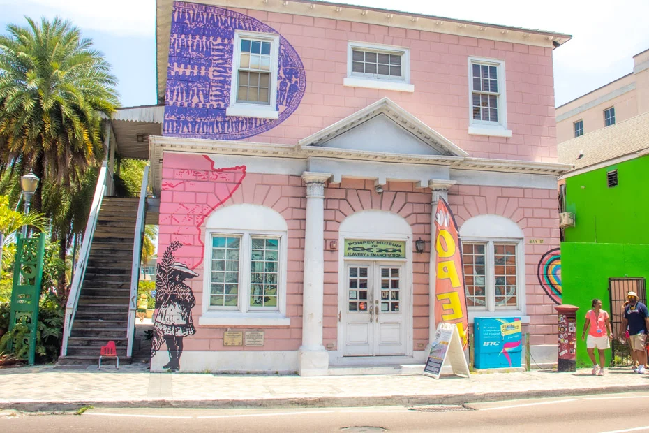 Edifici coloniali colorati su Bay Street nel centro di Nassau, Bahamas, con il porto sullo sfondo