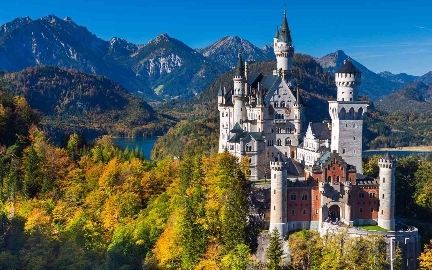 El Castillo de Neuschwanstein sobre los Alpes bávaros cerca de Füssen, Alemania