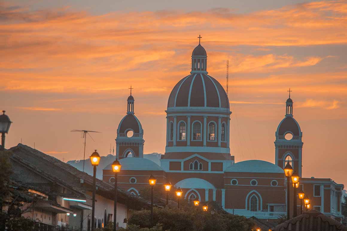 Rues coloniales colorées de Grenade, Nicaragua, avec la cathédrale de Grenade