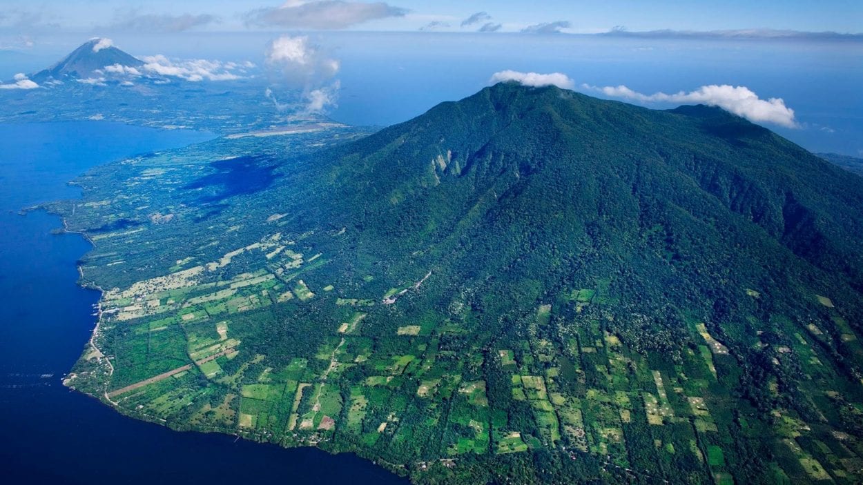 Volcan Concepción s'élevant au-dessus du lac Nicaragua sur l'île d'Ometepe