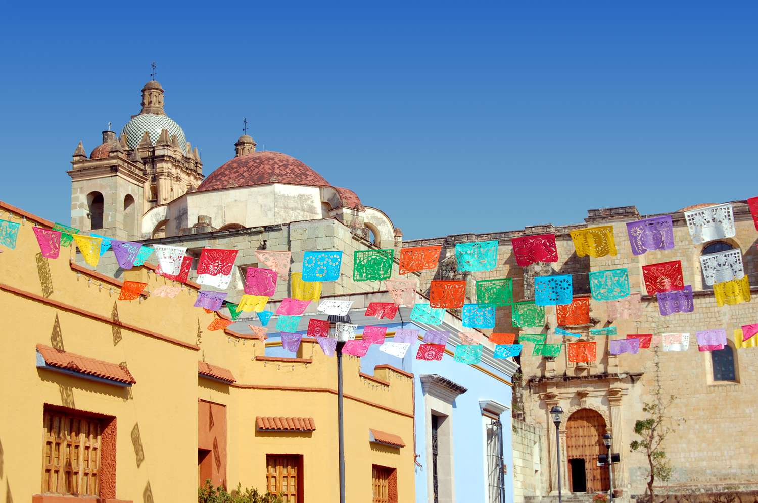 Rue coloniale colorée avec l'église Santo Domingo à Oaxaca, Mexique