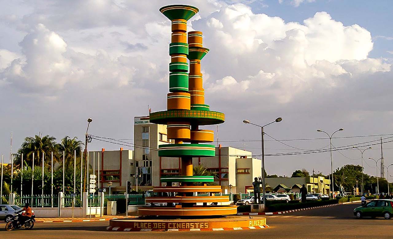 Place des Cineastes, il monumento della Piazza dei Cineasti a Ouagadougou, Burkina Faso, che onora il cinema africano