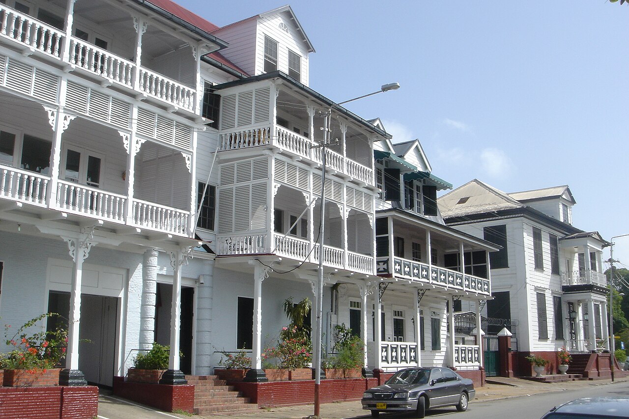 Case coloniali in legno lungo il lungofiume Waterkant a Paramaribo, Suriname
