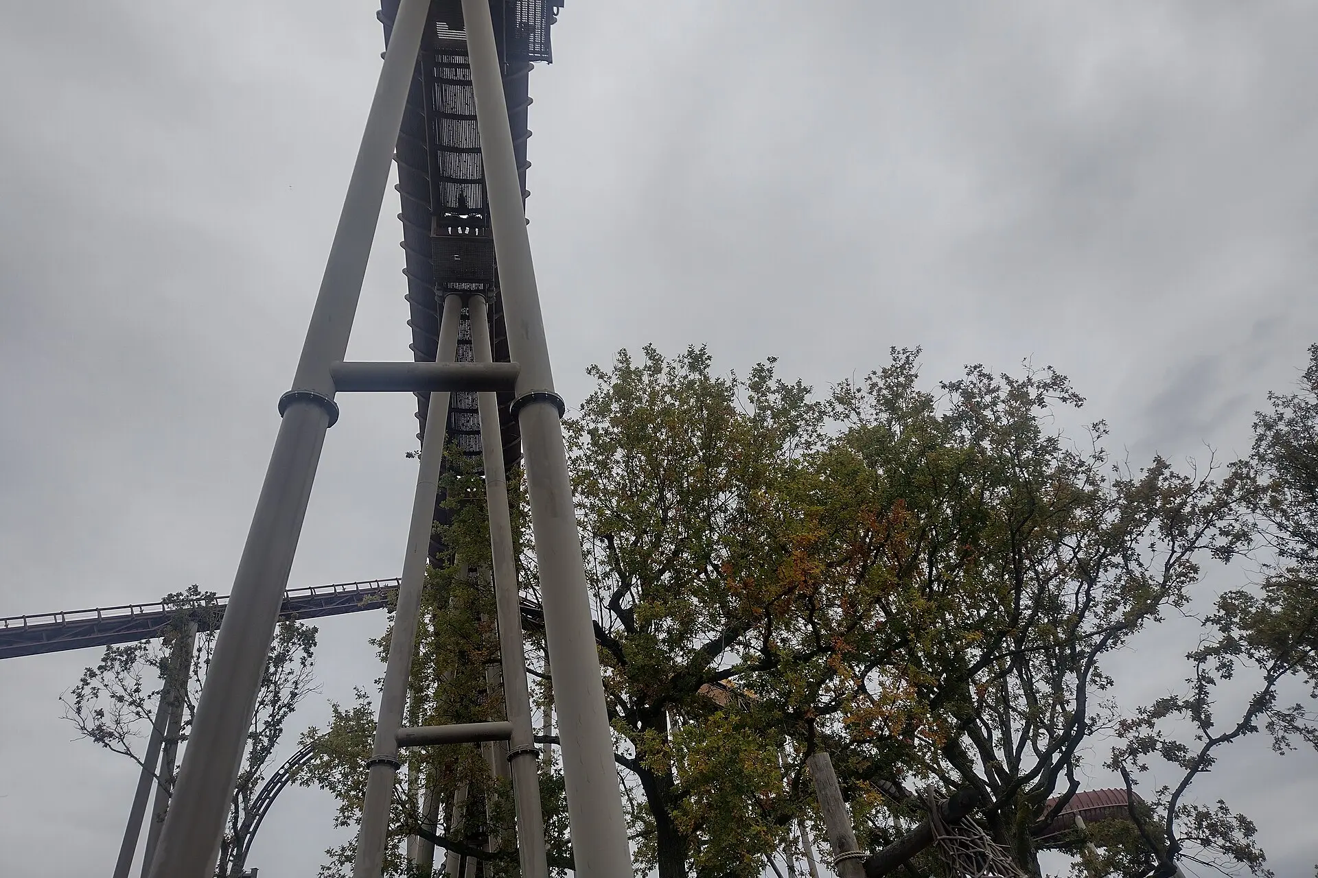 I sostegni delle montagne russe che si ergono sopra gli alberi al Parc Astérix di Plailly