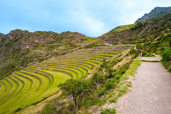 Terrazas incas y el río Urubamba atravesando el Valle Sagrado de Perú cerca de Pisac