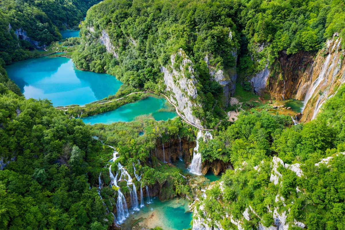 Laghi terrazzati turchesi e cascate al Parco Nazionale dei Laghi di Plitvice, Croazia