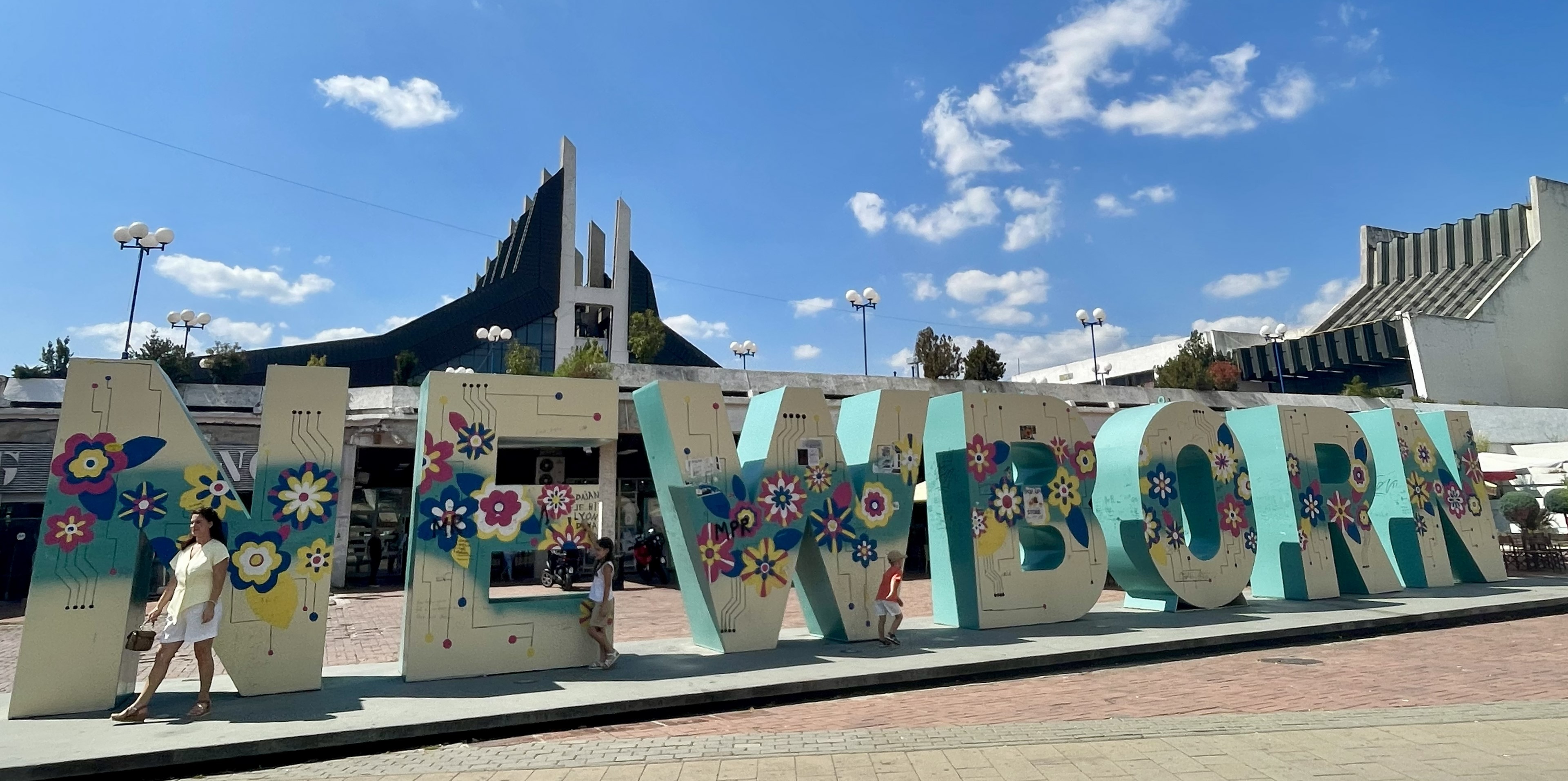 Il Monumento Newborn e il Viale pedonale Madre Teresa a Pristina, Kosovo, al crepuscolo