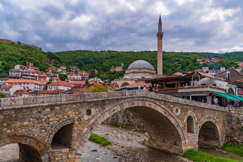Vanha kivisilta Bistrica-joen yli Prizrenissä, taustalla Sinan Pashan moskeija