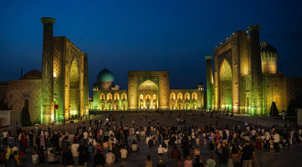 De drie Timuridische madrassa's van de Registan in Samarkand, Oezbekistan, verlicht bij zonsondergang
