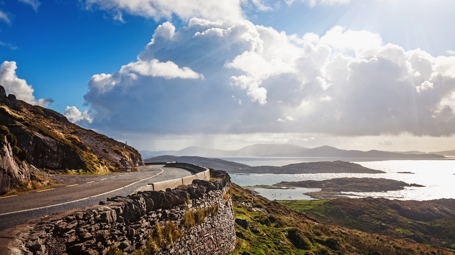 Montagne e costa lungo il percorso panoramico dell'Anello di Kerry nella Contea di Kerry, Irlanda