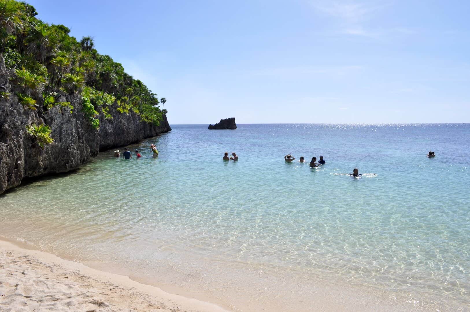 Klares türkisfarbenes Wasser und weißer Sand am West Bay Beach, Roatán, Honduras