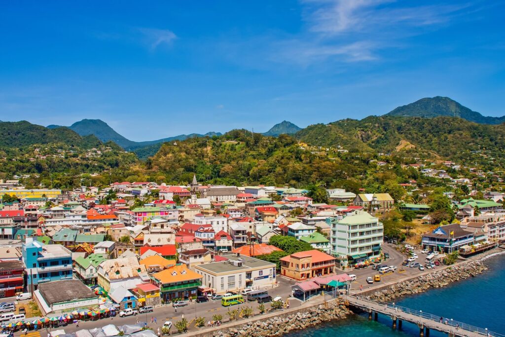 Die Uferpromenade von Roseau, der Hauptstadt von Dominica, mit Fort Young und den Bergen dahinter