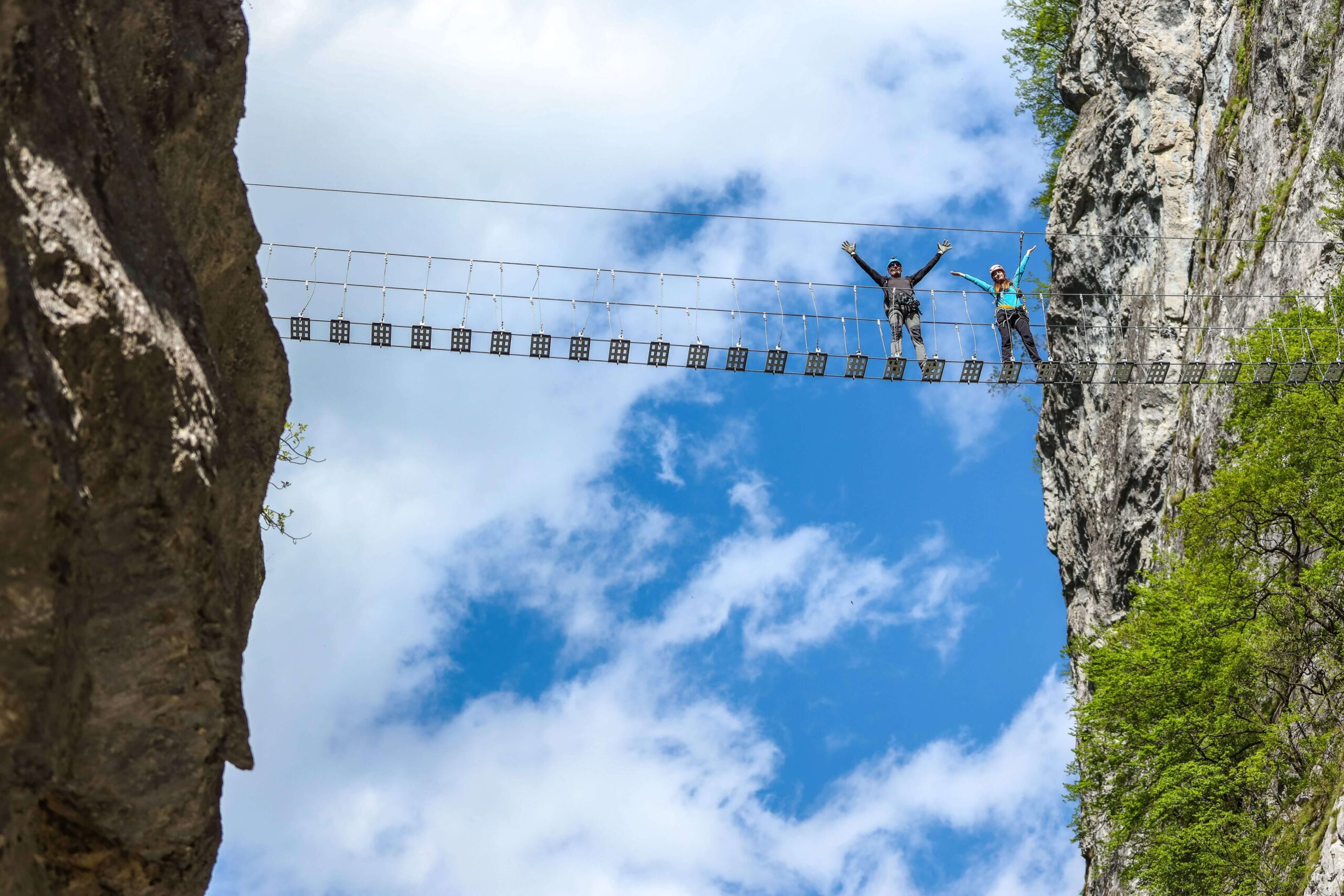 Via ferrata -reitti Rugovan kanjonissa Pejan lähellä Kosovossa, kalliot joen yläpuolella