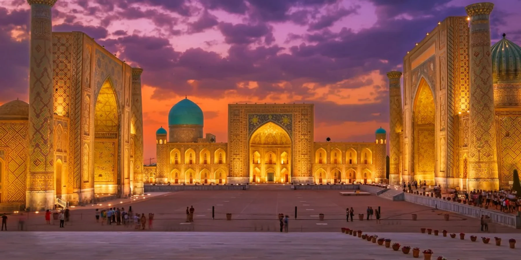 Die drei timuridischen Medresen des Registan in Samarkand, Usbekistan, zur goldenen Stunde