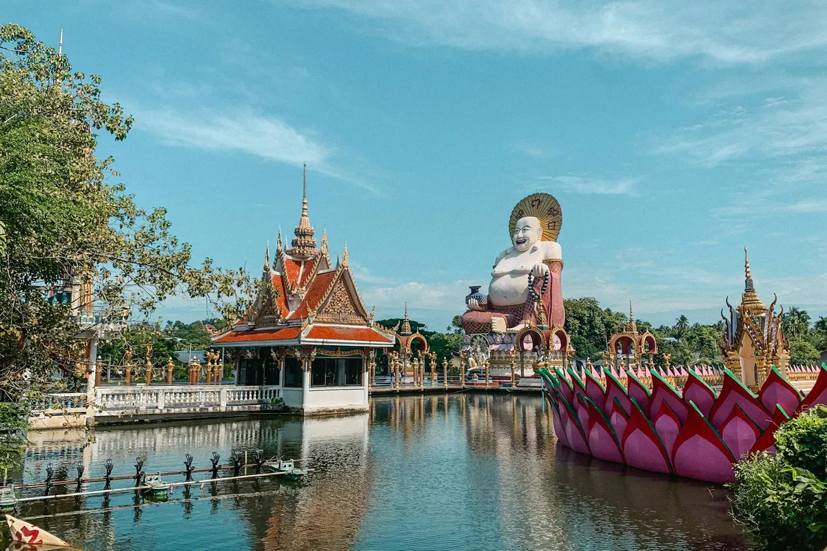 Big-Buddha-Statue und Tempelpavillon am See beim Wat Plai Laem auf Koh Samui