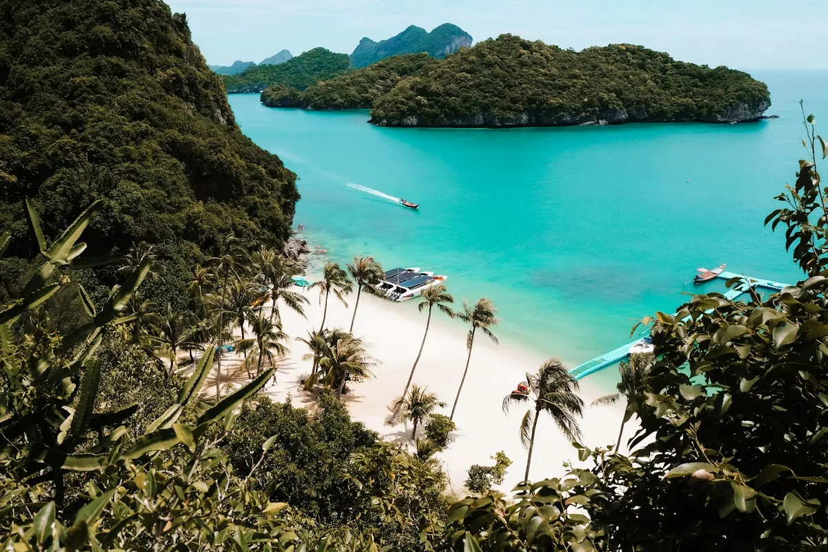 Türkisfarbene Bucht, weißer Strand und Inseln des Ang-Thong-Marineparks, ein Tagesausflug von Koh Samui