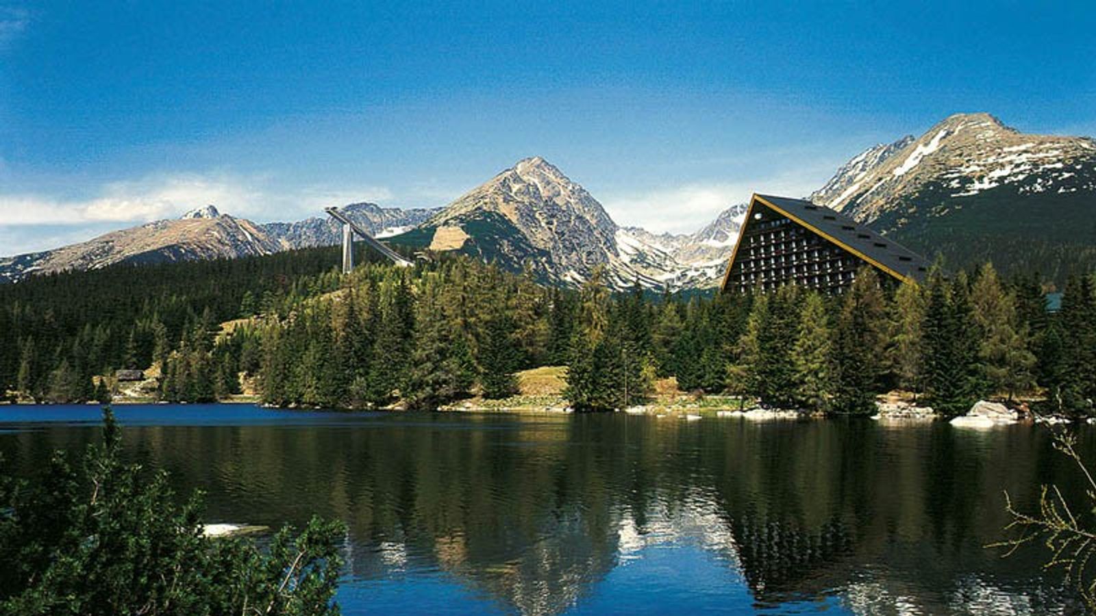 Lago de montanha Štrbské Pleso nos Altos Tatras, Eslováquia