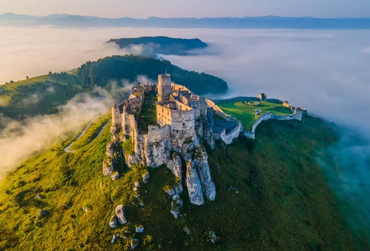 Ruínas do Castelo de Spiš numa crista calcária no leste da Eslováquia
