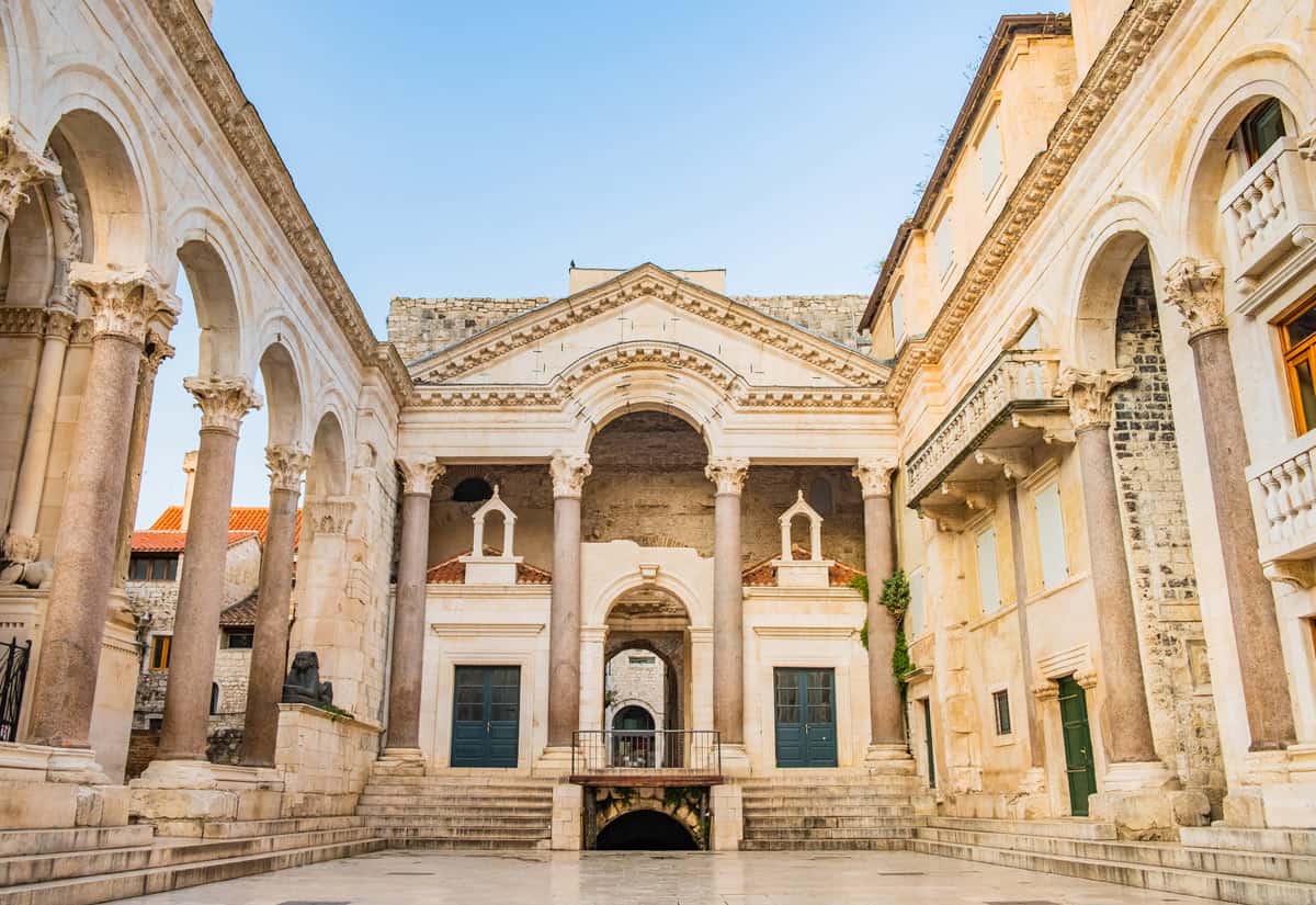 Il cortile del Peristilio all'interno del Palazzo di Diocleziano a Spalato, in Croazia, con il campanile della cattedrale sullo sfondo
