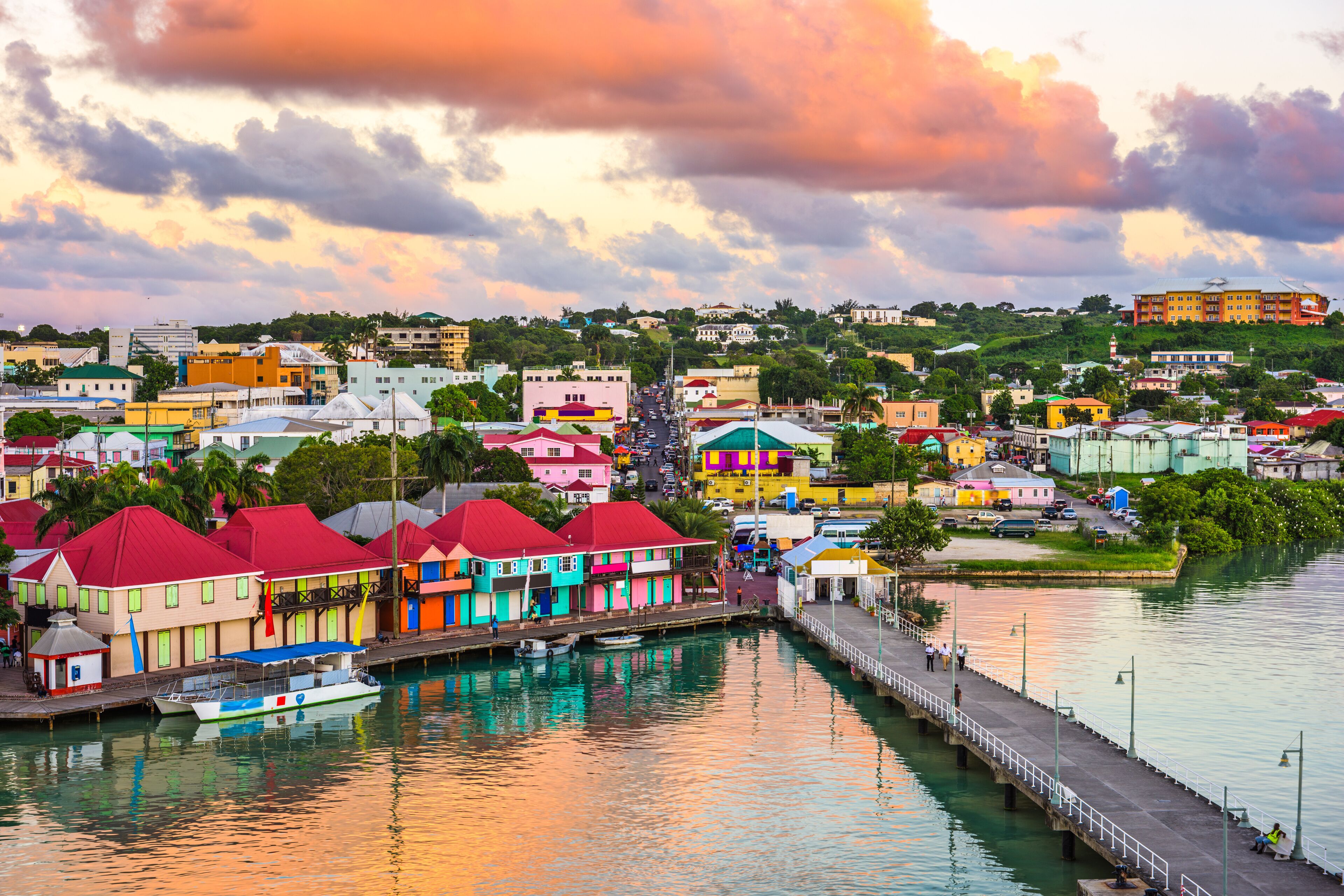 Edifici colorati sul lungomare e navi da crociera attraccate a St. John's, Antigua