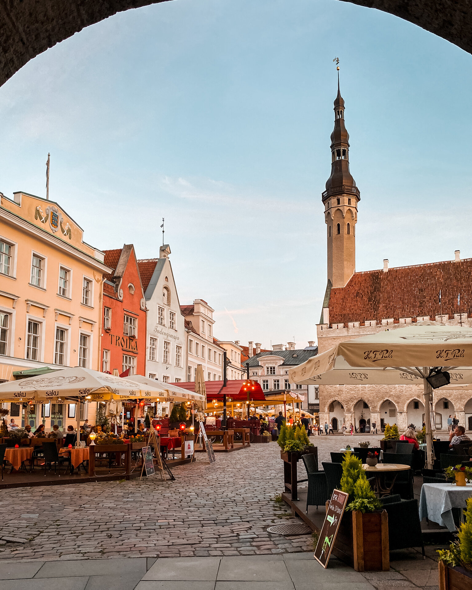 Piazza del Municipio acciottolata nella Città Vecchia medievale di Tallinn, Estonia