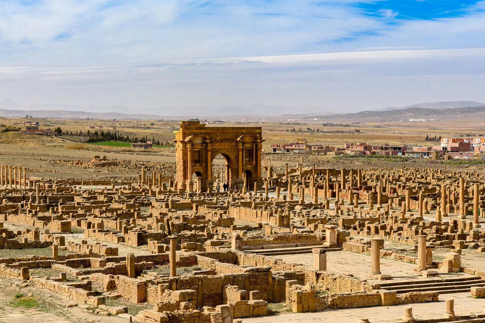 As ruas romanas intactas e o arco de Timgad no leste da Argélia
