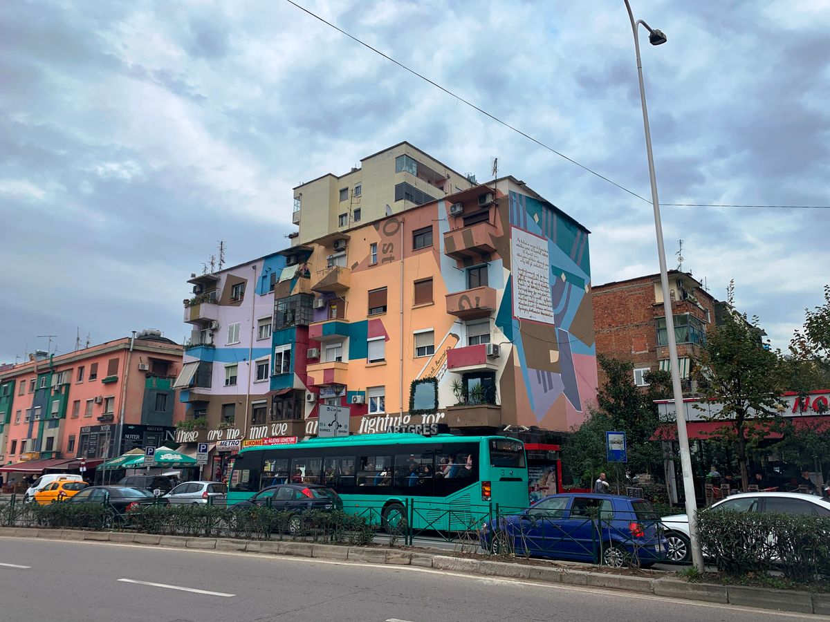 Bunt bemalte Wohnhausfassaden im Zentrum von Tirana, Albanien