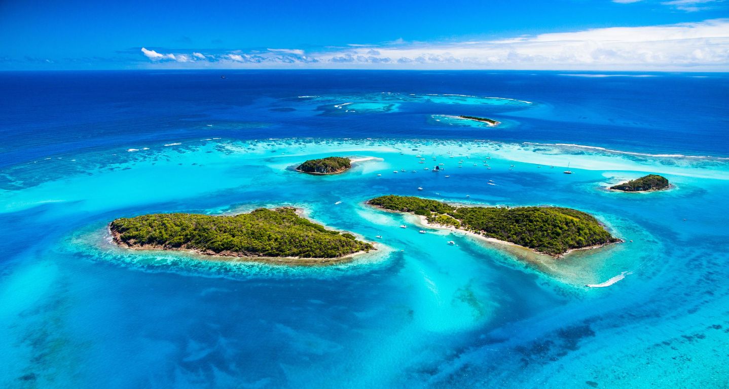 O recife em ferradura e as ilhotas desabitadas do parque marinho dos Tobago Cays, São Vicente e Granadinas
