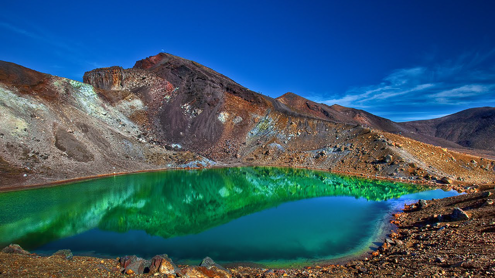 Senderistas en la cresta volcánica del Tongariro Alpine Crossing sobre los Lagos Esmeralda