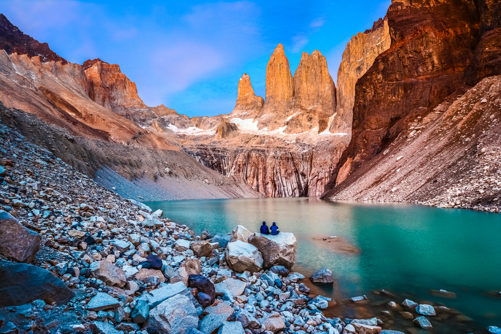 Türkisfarbener Gletschersee unter den Granittürmen von Torres del Paine im chilenischen Patagonien