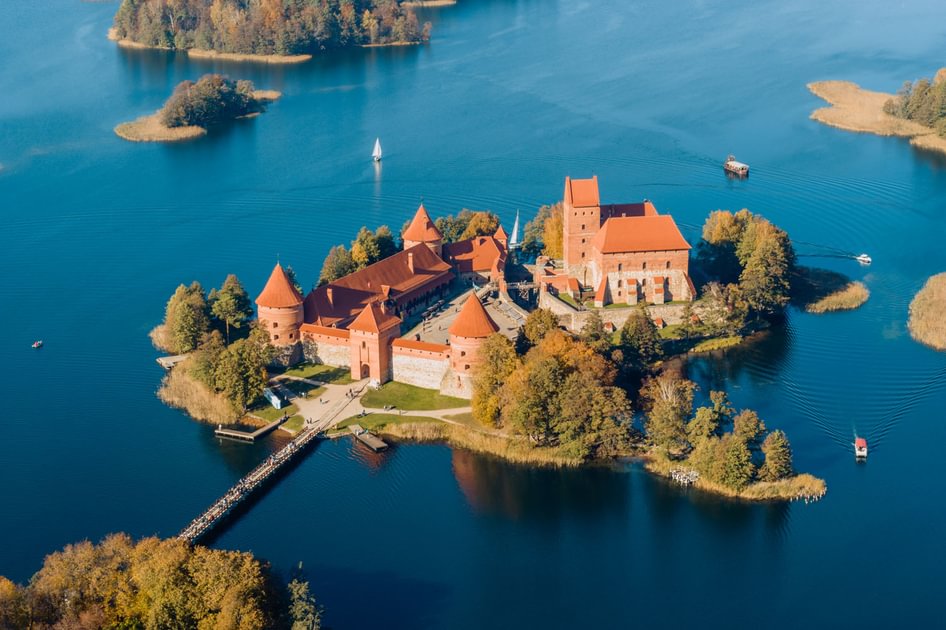 Castello di Trakai sull'isola riflesso nel Lago Galvė vicino a Vilnius